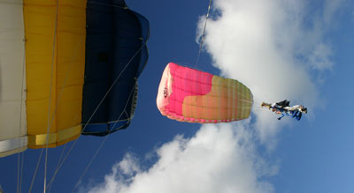 Tandem under canopy filmed by Simon the camera flyer